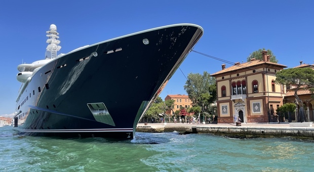 Al Mirqab, il mega yacht di lusso approda in laguna e c'è anche Artefact il gioiello green del patron della BlackBerry