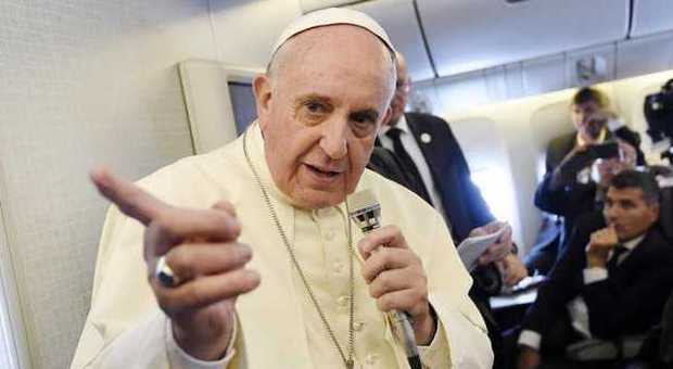 Papa Francesco a bordo dell'aereo che lo ha riportato in Italia dalla Corea