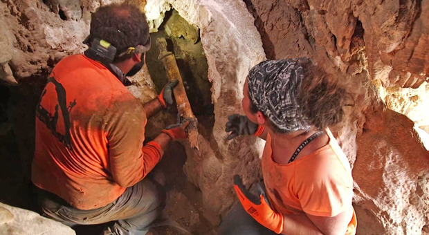 Spade romane di 1.900 anni ritrovate in una grotta inaccessibile in Israele