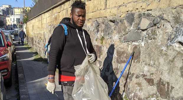 San Giorgio, il nigeriano che spazza i marciapiedi: «Voglio essere utile»