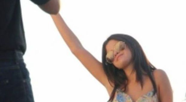Selena Gomez, vacanza a Ischia tra preghiere e divertimento