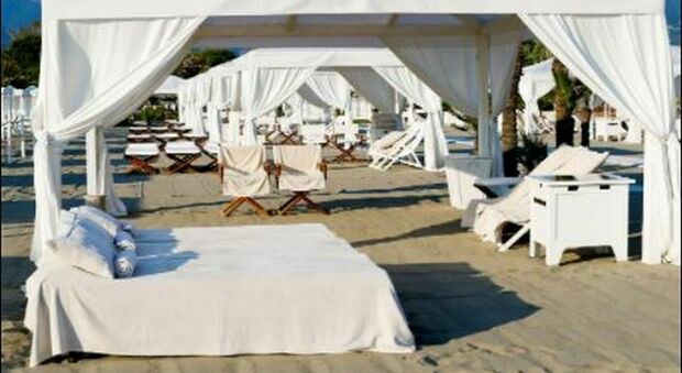 Russian oligarchs, hotels worth 100 thousand euros a week and golden beds: the empire of the oligarchs in Forte dei Marmi (and what could change after the war)