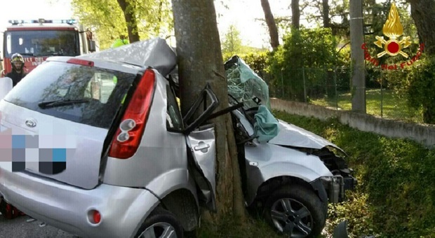 Auto contro albero, morto giovane alla guida (foto di repertorio)