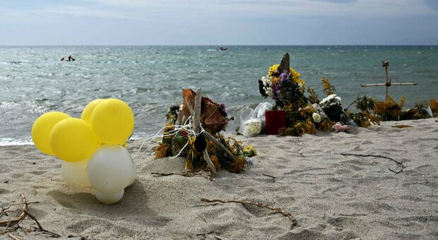Spiaggia di Cutro, omaggi alle vittime del naufragio