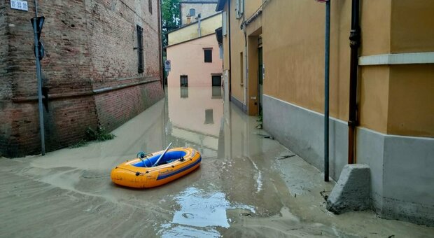 Maltempo, ragazzina salvata con il gommone a Faenza: dopo la paura riabbraccia i genitori
