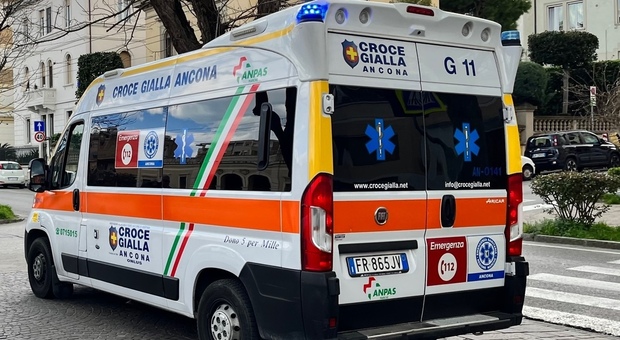 Ancona, ferita a una gamba dopo una frenata sul bus: una 32enne finisce al Pronto soccorso