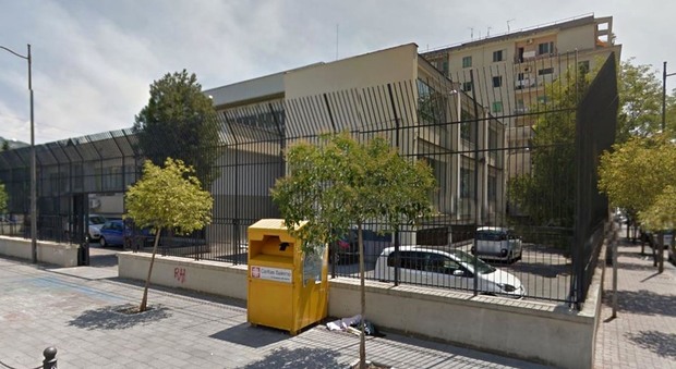 I ladri di rifiuti ora saccheggiano anche le scuole: raid a Torrione