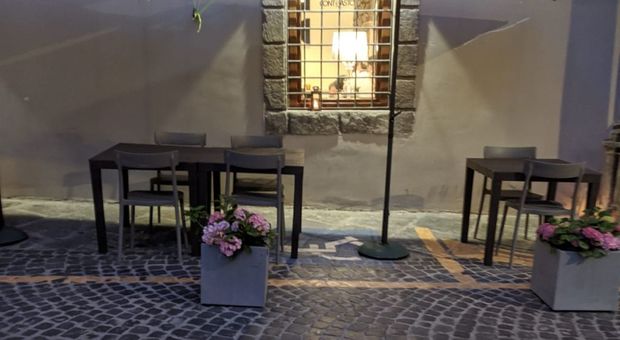 Caos tavoli all'aperto a San Pellegrino: al ristorante lo spazio auto riservato ai disabili