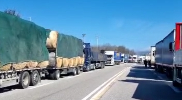 Fondovalle Sele bloccata a Contursi dai camionisti contro il caro carburante