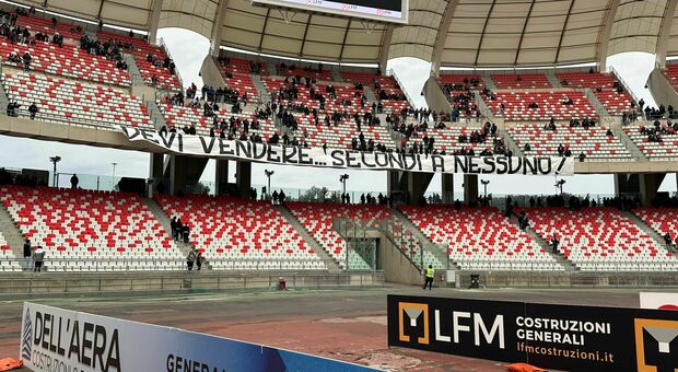 Bari non perdona De Laurentiis: allo stadio cori e un grande striscione. "Vattene"