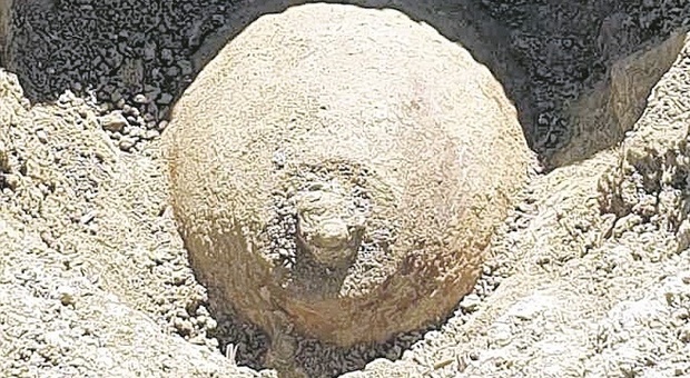 Monte Porzio, dallo scavo emerge un ordigno bellico da due quintali e mezzo: scatta l'ordinanza anti curiosi