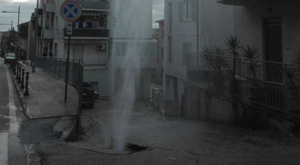 Osimo, Si rompe la conduttura: dal buco nella strada salta fuori un "geyser" d'acqua