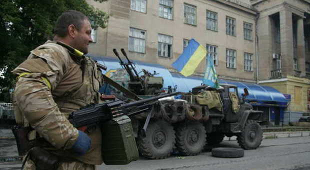 Ucraina, i carri armati di Kiev espugnano Lugansk, la roccaforte dei ribelli. Un morto al confine russo