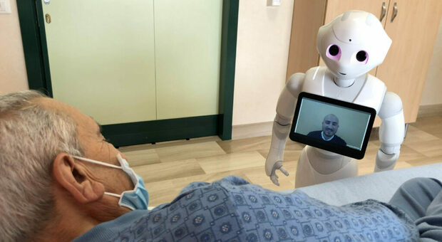 In ospedale arriva Pepper, il robot umanoide che accompagna medici e psicologi e assiste gli anziani