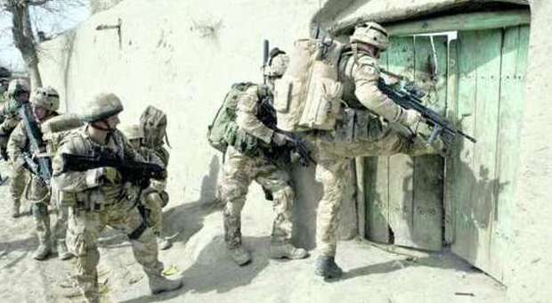 UN commando britannico durante un controllo in Afghanistan