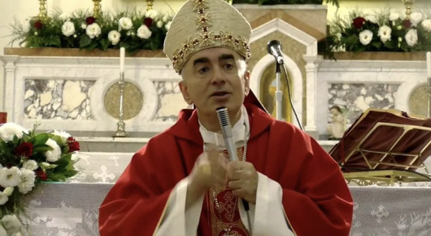 Il vescovo di Noto insiste: «Babbo Natale prodotto degli ipermercati. Ecco perché ho detto quelle cose»