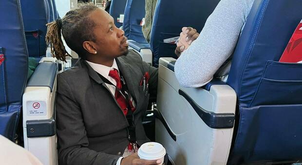 Passeggera terrorizzata in aereo, l'assistente si siede al suo fianco e le tiene la mano per tutto il volo. La foto diventa virale: «Quanta gentilezza»
