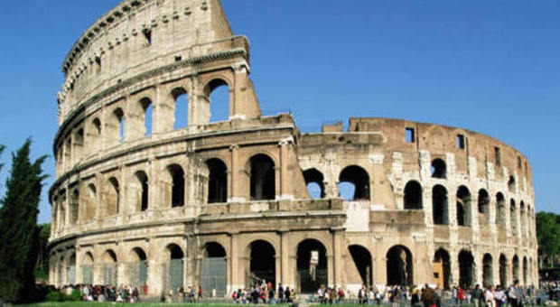 Incidono le iniziali sul muro del Colosseo: denunciate due turiste americane