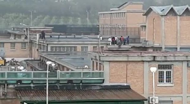 Colloqui sospesi: rivolta in carcere, 200 detenuti sul tetto armati di spranghe