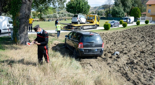 Montecassiano, tremendo incidente tra quattro auto: cinque persone ferite, grave una donna
