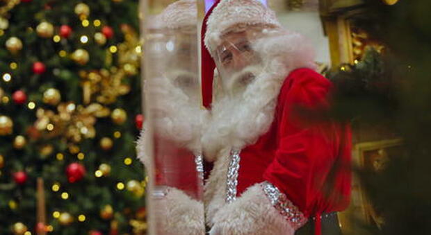 Babbo Natale fa visita in una casa di riposo ma è positivo al Covid: 121 persone infettate e 18 morti