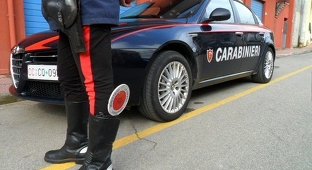 Problemi psichici, strangola il padre e si consegna ai carabinieri: arrestato