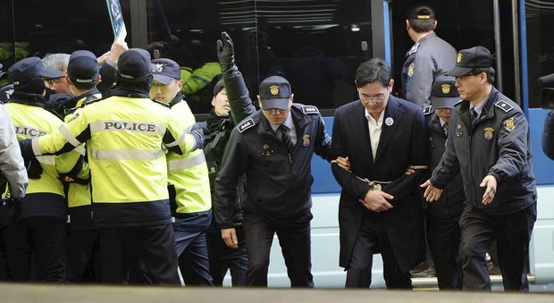 Samsung, l'arresto del vicepresidente Lee incriminato per corruzione