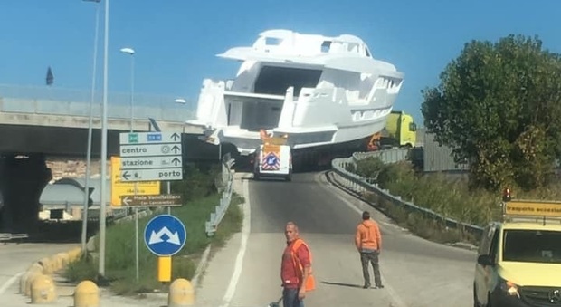 Il camion con il mega yacht si incastra sullo svincolo. Ed è spettacolo
