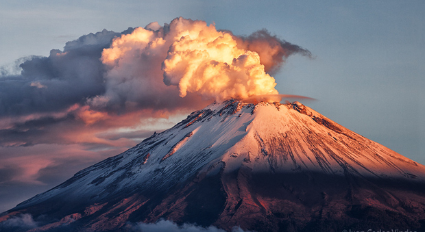Filmata l'eruzione del vulcano Popocatépetl dai passeggeri di un aereo
