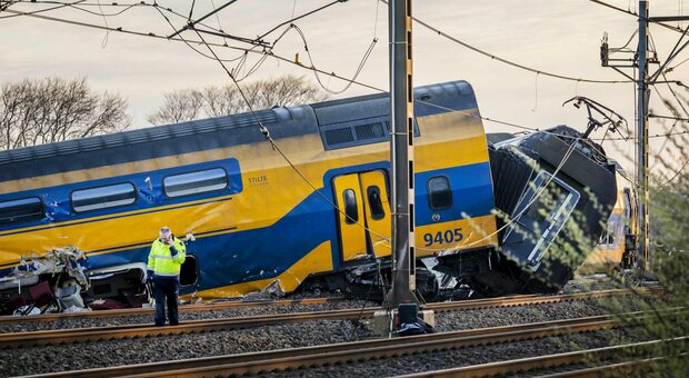 Olanda, deraglia treno passeggeri: un morto e 30 feriti. Il convoglio si è scontrato con una gru e ha preso fuoco