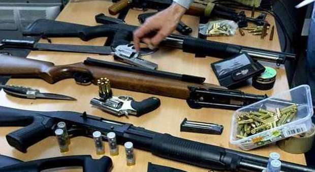 Napoli, pistole e documenti falsi un market per jihadisti in fuga