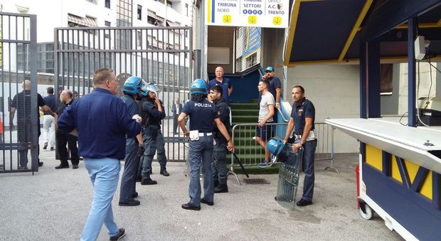 Trento, tensioni con la polizia: 50 ultrà napoletani entrano senza biglietti
