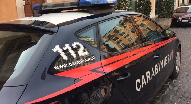 Roma, picchiava e minacciava i genitori anziani costringendoli a fuggire di casa: arrestato 37enne