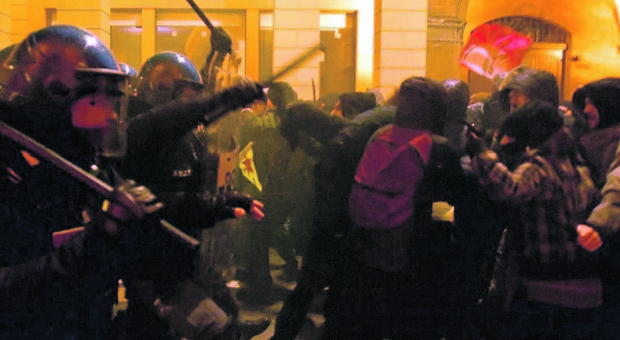 Scontri tra estremisti di destra e di sinistra, la polizia impegnata a separare i fronti (Immagini di repertorio)