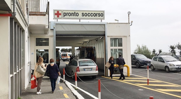 Salerno, padre e figlio al pronto soccorso aggrediscono i sanitari: denunciati