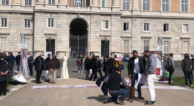 Campania zona rossa, il mondo del wedding protesta davanti alla Reggia di Caserta