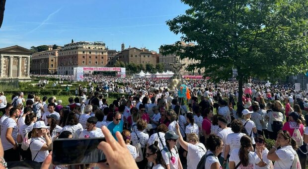 Race for the Cure, 70mila di corsa a Roma contro il tumore al seno. Il ministro Abodi: «La prevenzione va promossa»