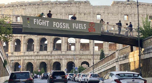 Clima, gli attivisti colpiscono ancora, maxi striscione davanti al Colosseo per fermare la corsa ai combustibili fossili