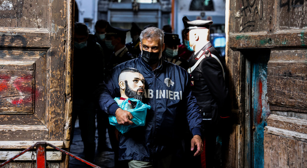 Camorra a Napoli, rimosso tra le proteste l'altarino del baby boss Emanuele Sibillo: trovata l'urna con le ceneri