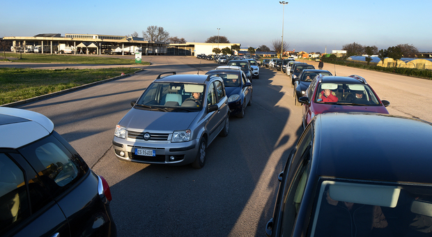 La fila di veicoli ieri pomeriggio al Codma di Fano