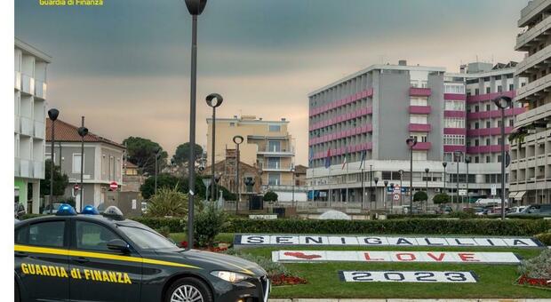 Ancona, i dipendenti dell'hotel con spiaggia sono “in nero”: maxi multa della Finanza