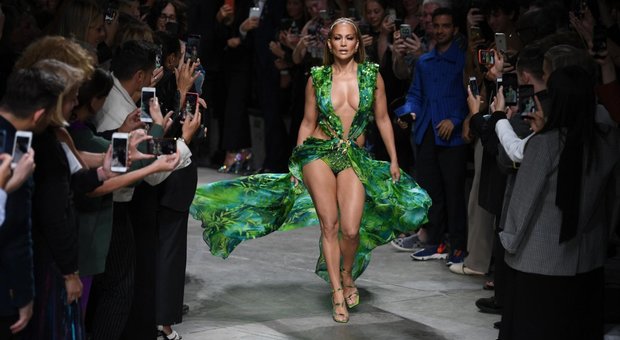 Jennifer Lopez sfila a sorpresa per Versace con il mitico Jungle Dress: il vestito che "rivoluzionò Google"