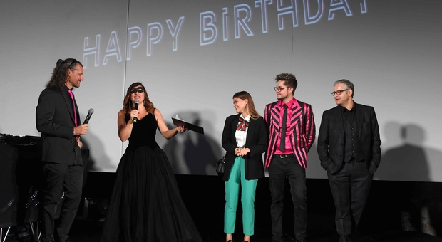 Manuela Cacciamani in maschera alla festa Happy Birthday con i protagonisti del suo corto in VR