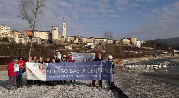 La manifestazione ambientalista lungo le rive del Piave a Lambioi di Belluno