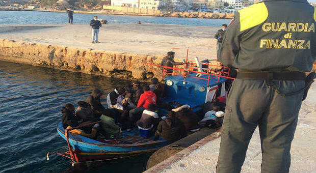 Migranti, il sindaco di Lampedusa: «Ho dichiarato lo stato di emergenza, hotspot al collasso»