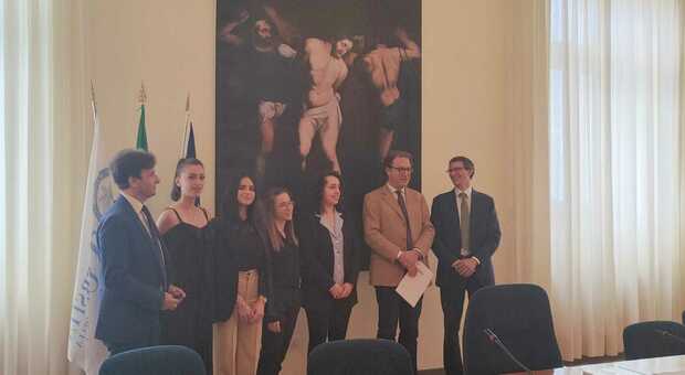 Da sinistra, Meschini Massimiliano, le studentesse che hanno lavorato per la redazione del bilancio integrato, Rettore Ubertini e delegato della KPMG
