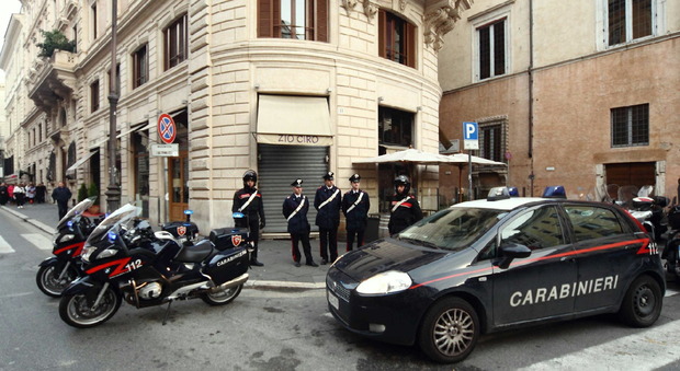 Roma, prova a versare in banca assegni clonati da 170mila euro: fermato