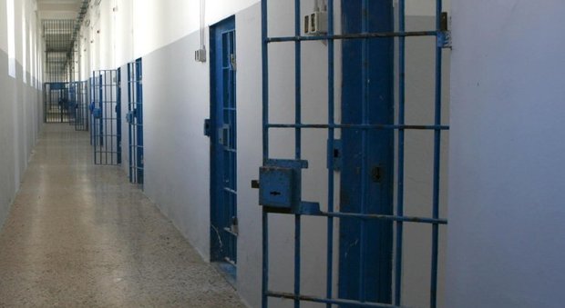 Camorrista in cella con due telefoni: era nel reparto di alta sicurezza