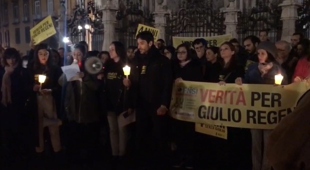 Napoli, decine di fiaccole in Piazza del Gesù ricordano Giulio Regeni: «Dopo quattro anni vogliamo la verità»