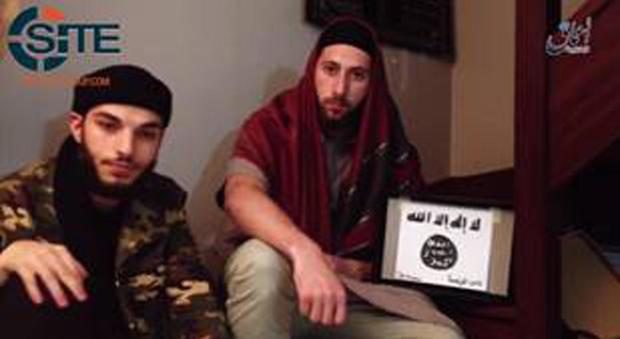 A sinistra lo sceicco Abu Mohammed al Adnani in un video di propaganda dell'Isis